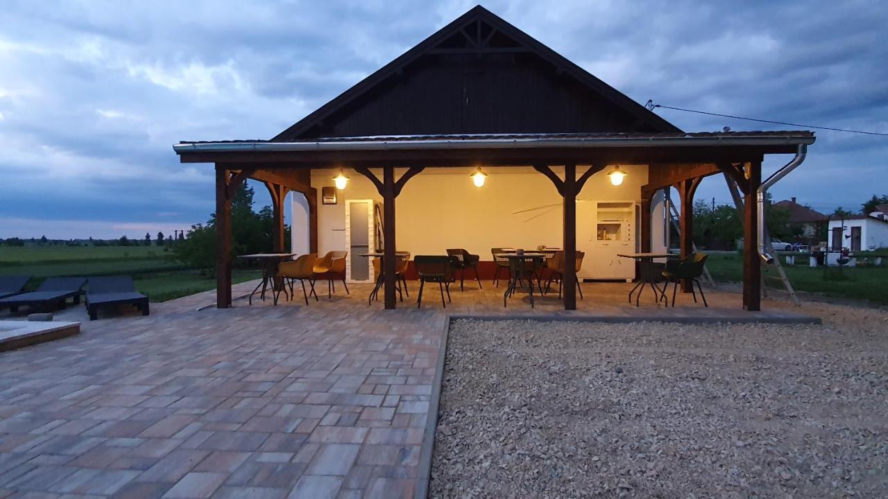 Tisza White House Bed and Breakfast Tiszaszolos Buitenkant foto