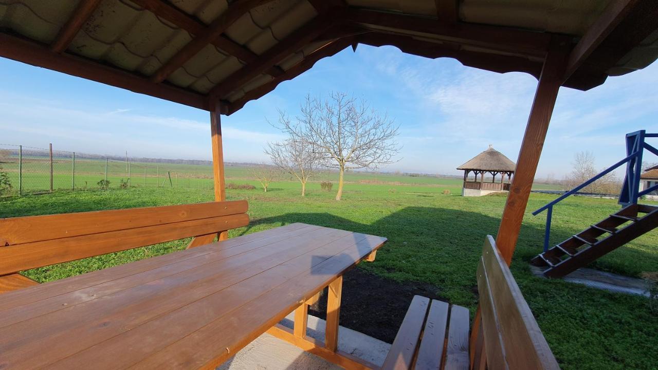 Tisza White House Bed and Breakfast Tiszaszolos Buitenkant foto